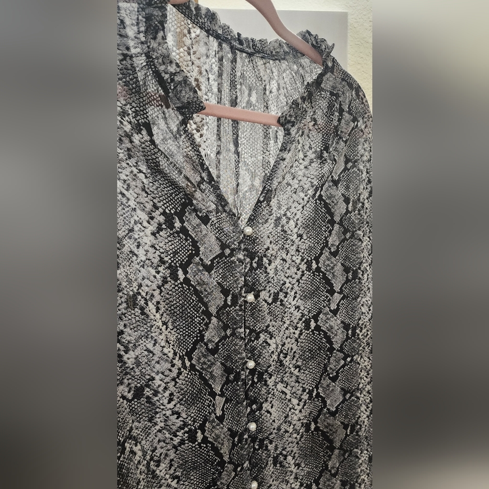 NEW!!! Womens Blouse With Bell Sleeves And Pearl Buttons,Sz 1X - Picture 8 of 10